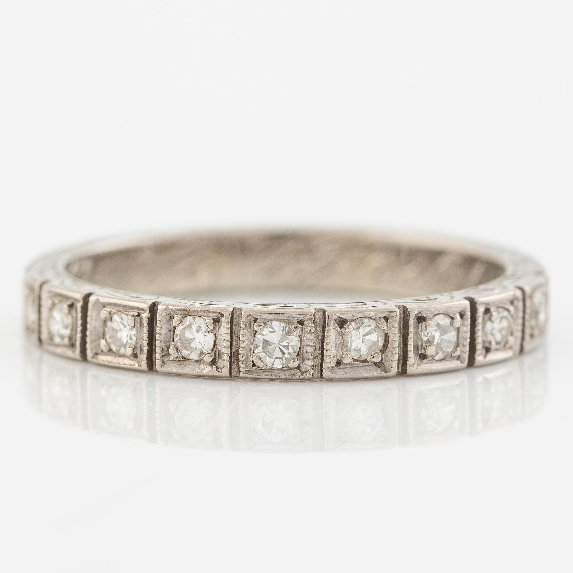 Alliance ring, 18K white gold set with small eight-cut diamonds.