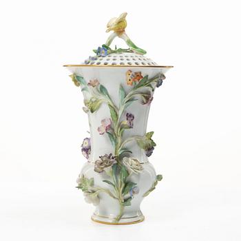 Meissen, Potpurriurna med lock, porslin, omkring 1900.
