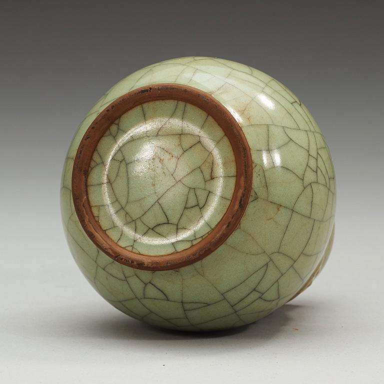 A ge glazed vase, Qing dynasty (1664-1912).