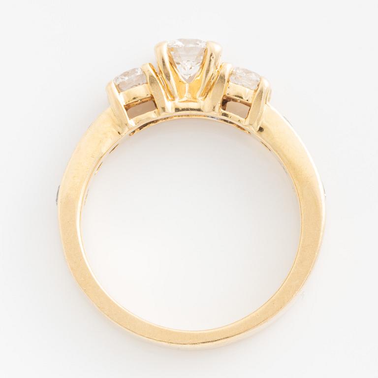 Ring 18K guld med runda briljantslipade diamanter.