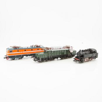 Märklin, 5 pcs. locomotives, including model 3052 and 3032, 10 cars of various models.