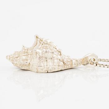 Eric Scott-Robbert, Pendant in the shape of a shell, silver, with chain silver.