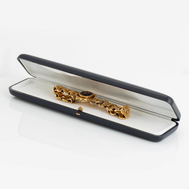 An 18K gold and enamel bracelet.