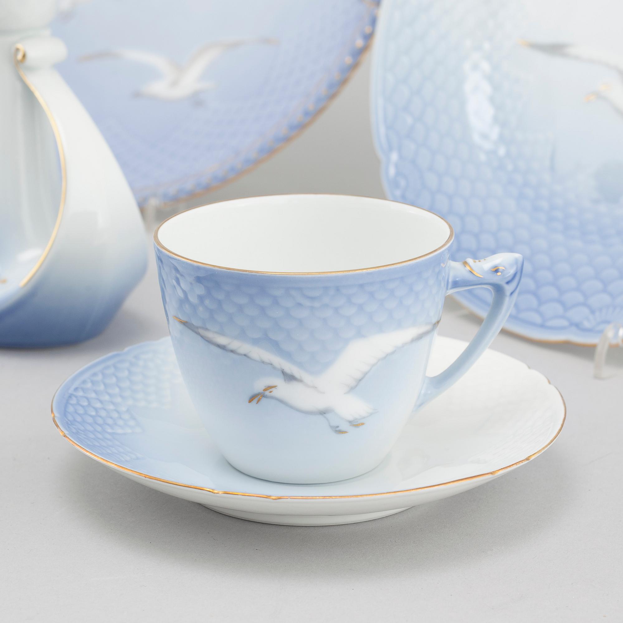 46 pieces of porcelain tableware from Bing & Gröndahl, second half of the 20th century.