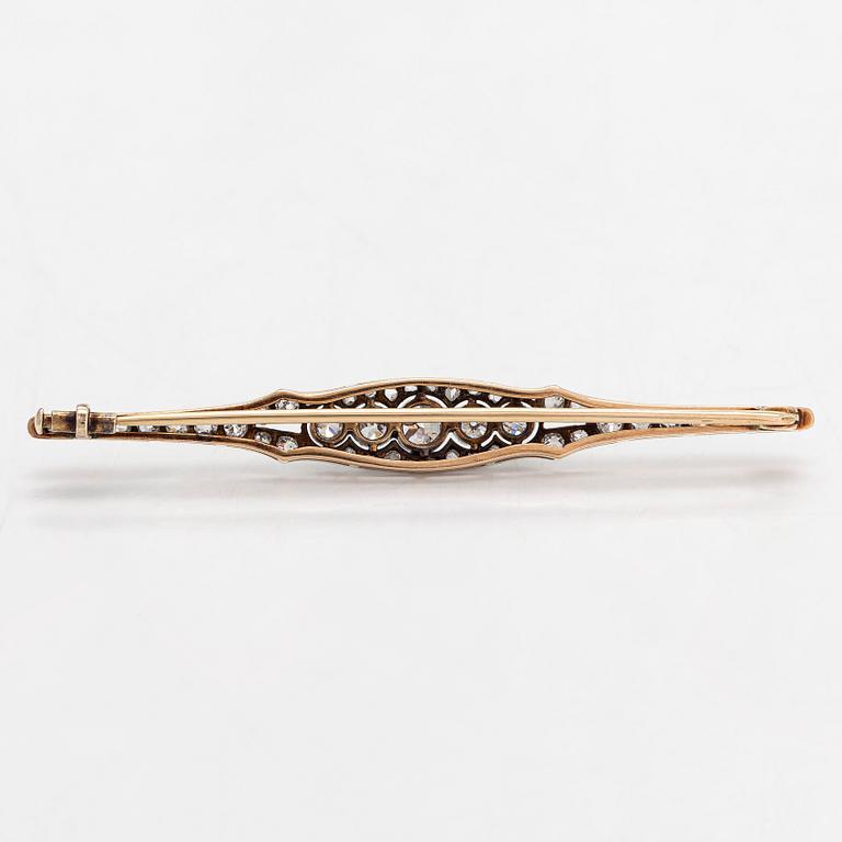 A 14K gold and platinum brooch, with old- and rose-cut diamonds.