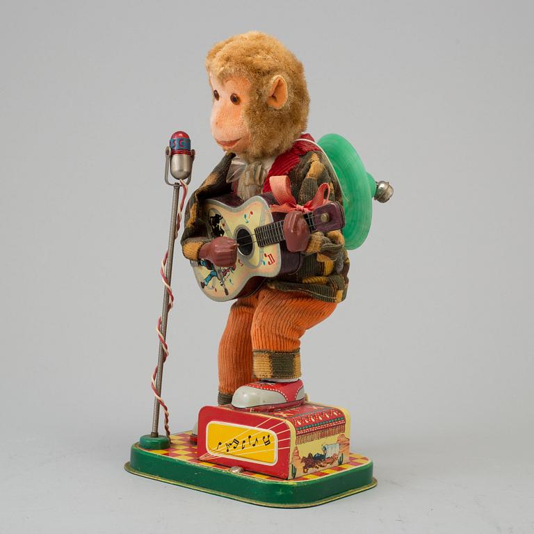 A JAPANESE TIN TOY, mid 20th century.