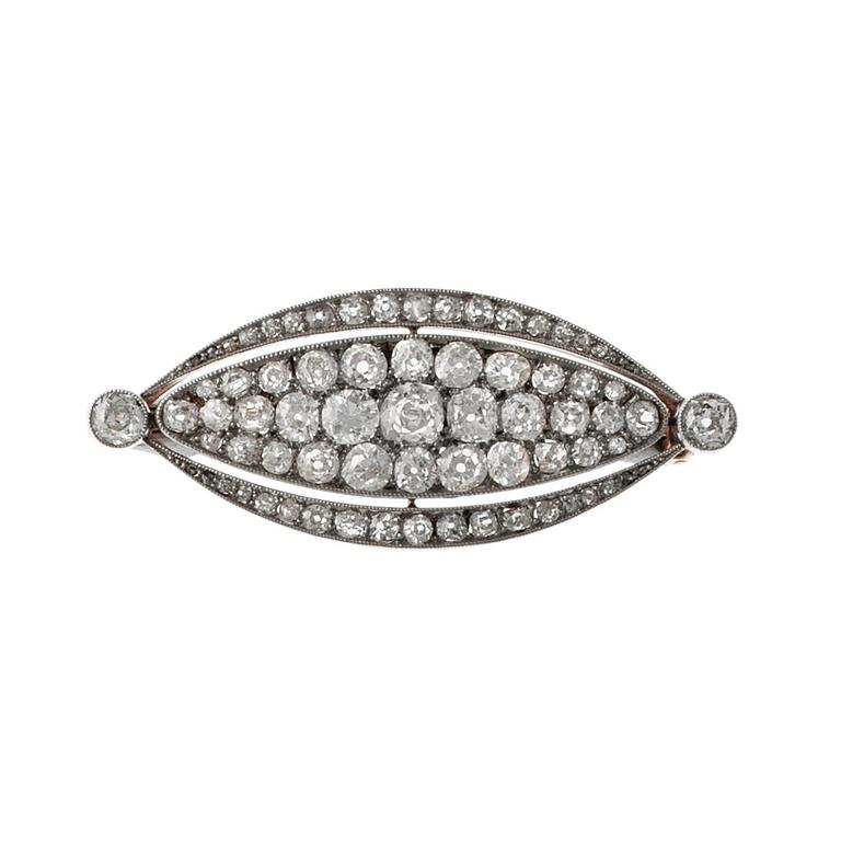 A BROOCH,  18K gold, platinum. Old cut diamonds c. 4.00 ct. H-J/si-I. Late 1800 s. Width 42 mm. Weight 5,8 g.