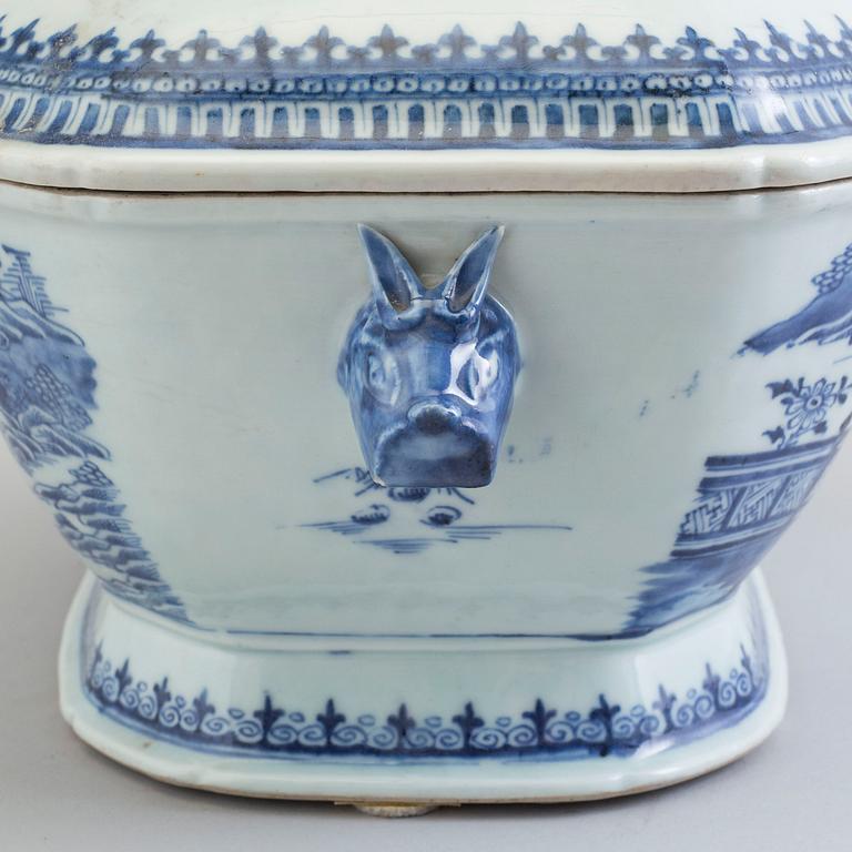 A blue and white tureen, Qing dynasty, Qianlong (1736-95).