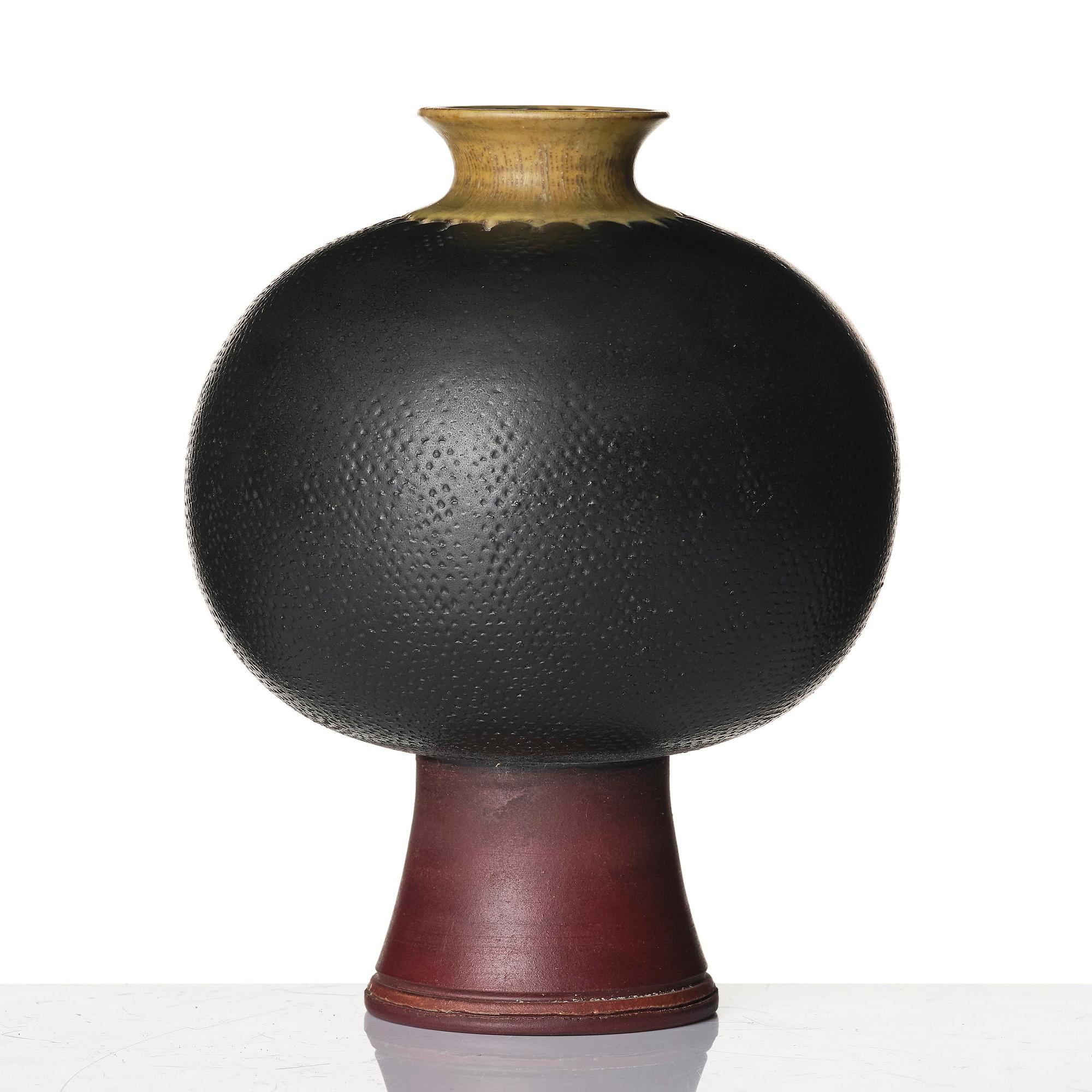 Wilhelm Kåge, a "Farsta" stoneware vase, Gustavsberg Studio 1955.