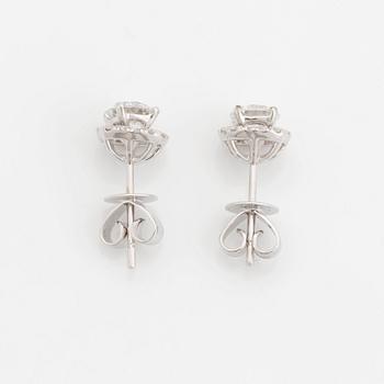 A pair of 18K white gold earrings with round brilliant-cut diamonds with a total weight of ca 1.30 cts.