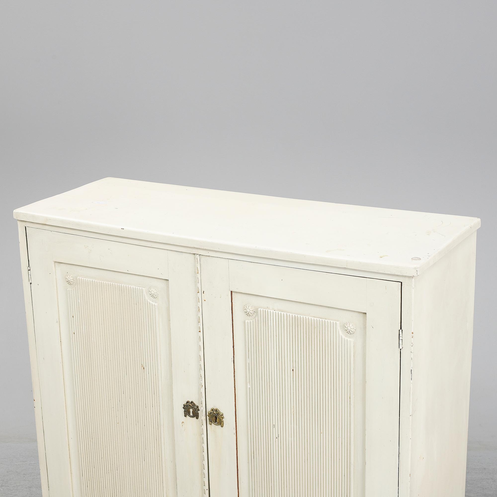 A painted Gustavian sideboard, early 19th Century.