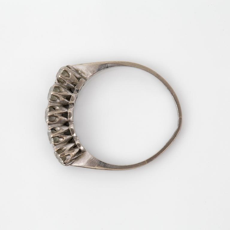 RING, vitguld 18K, briljantslipade diamanter, otydliga svenska stämplar, 1900-tal. Tot ca 2 gram.