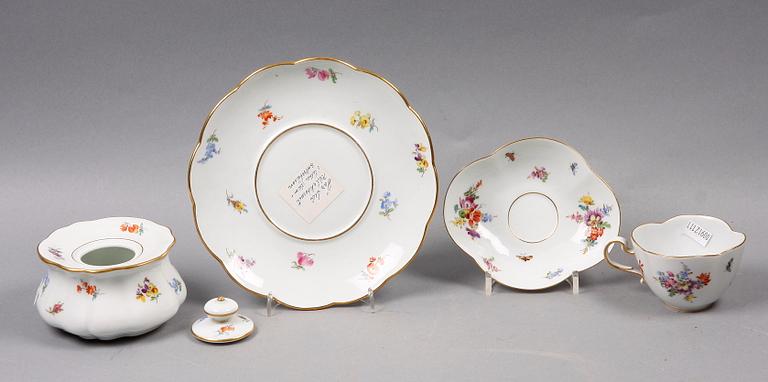 BLÄCKHORN SAMT KAFFEKOPP MED FAT, porslin, Meissen, rokokostil, 1900-tal.