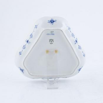 Servisdelar, 21 delar, porslin, "Musselmalet", hel- och halvblond, Royal Copenhagen, Danmark.