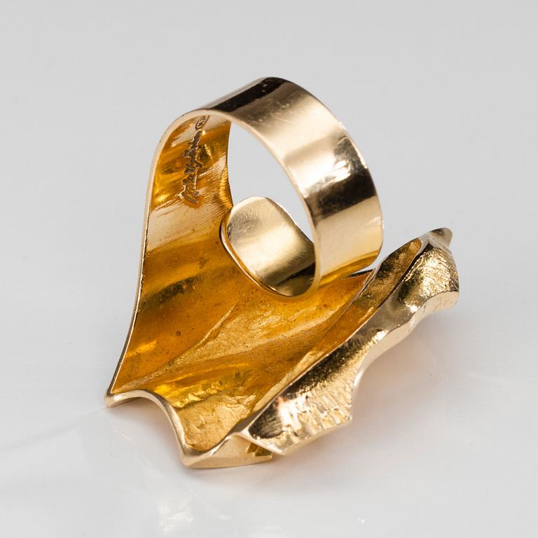 Matti Hyvärinen, RING, 18K guld, Matti Hyvärinen, Åbo 1989. Vikt 24,5 g.