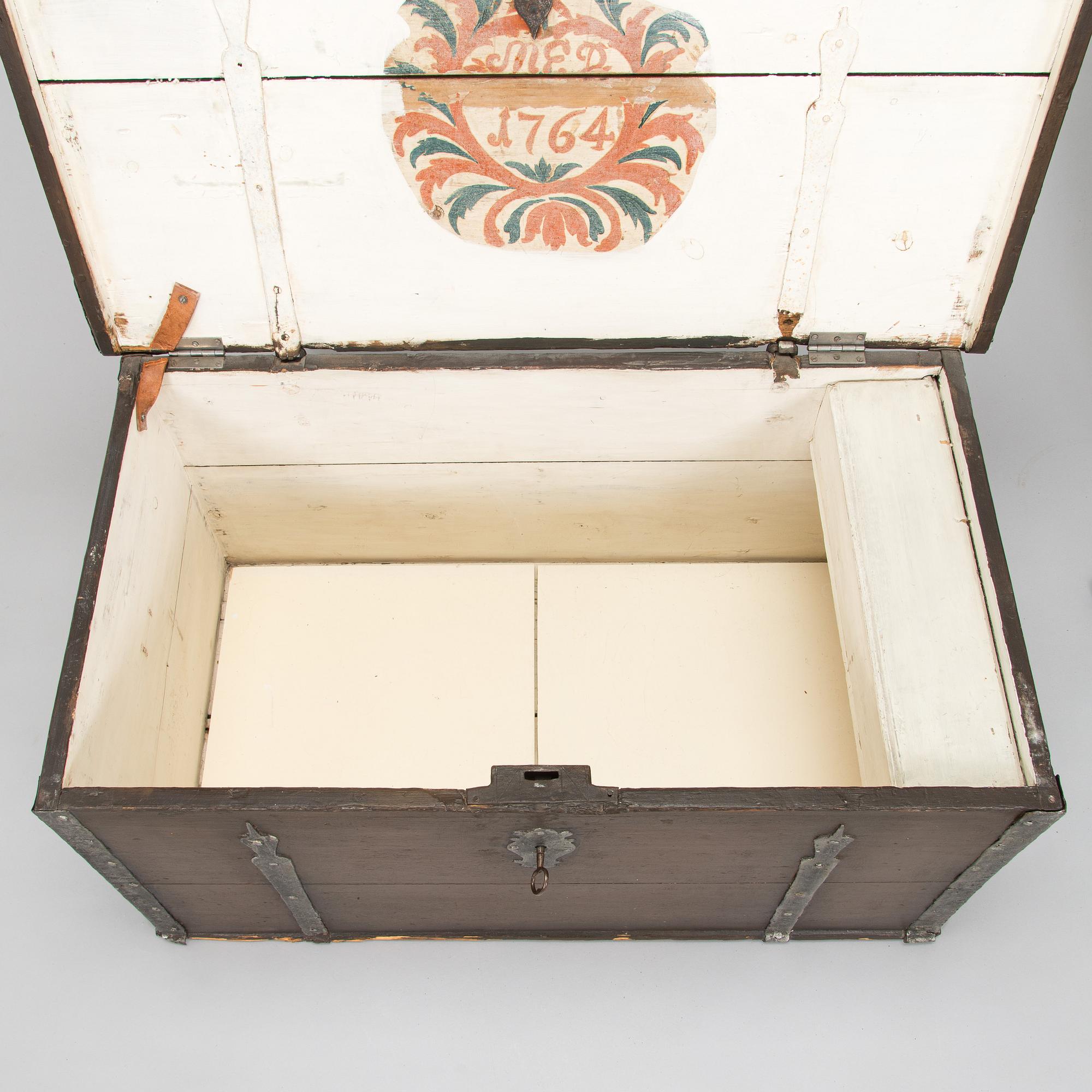 Kista, märkt med monogram, 1764.
