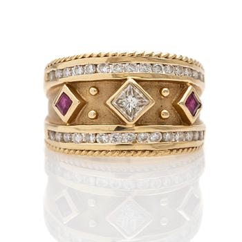 Ring, 18k guld, prinsesslipad diamant och röd sten.