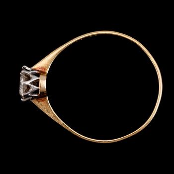 RING, 18K guld och vitguld, briljantslipad diamant ca 0.65 ct, Stockholm 1939.