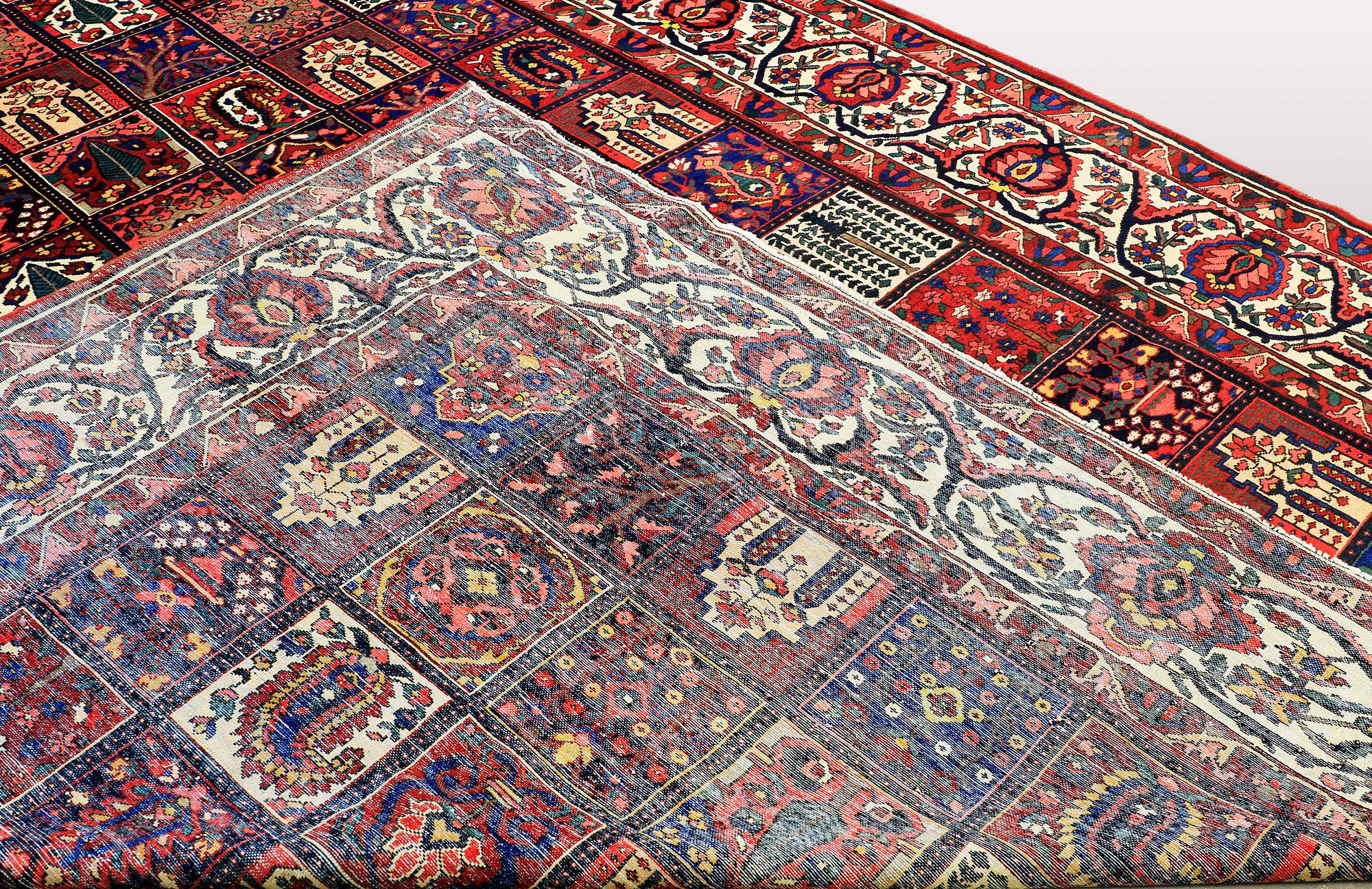 A CARPET, Semi- antique Baktiari, ca 473 x 330 cm.