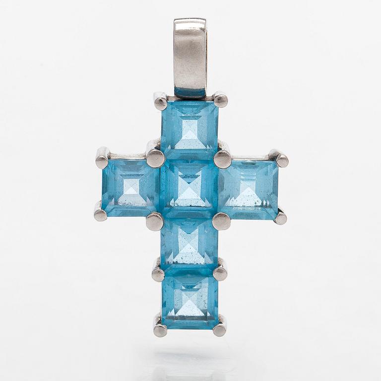 Hänge i form av kors, 14K vitguld med topaser.