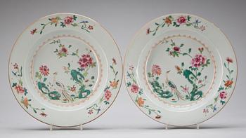 TALLRIKAR, ett par. Porslin,  Kina Qianglong(1736-1795).