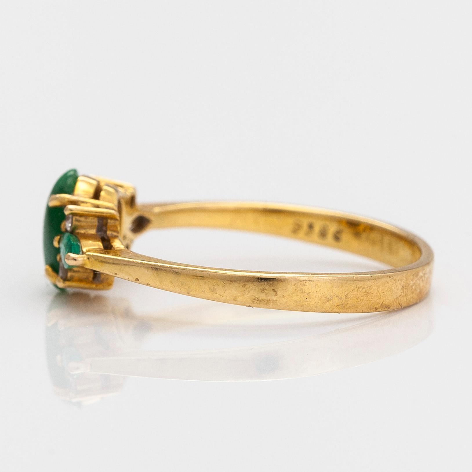Örhängen och ring, 18K guld med jadeit, smaragder och små diamanter.