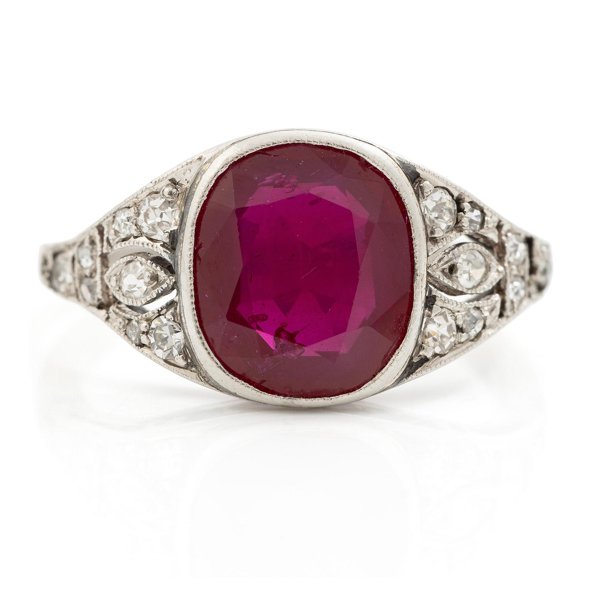 Ring platina med en fasettslipad rubin samt gammal- och åttkantslipade diamanter.