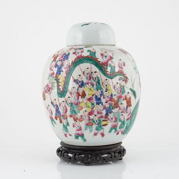 A lidded porcelain urn, China, first half of the 20th century.