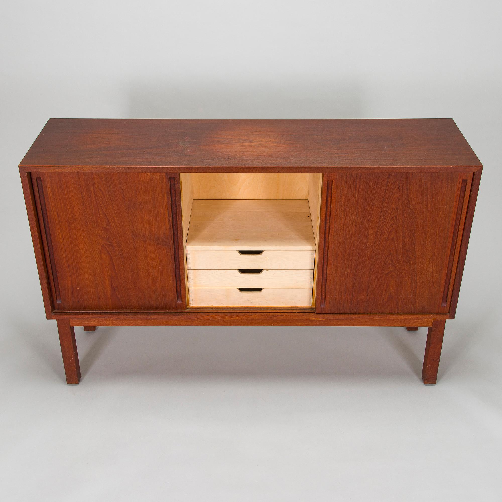 Carl Gustaf Hiort af Ornäs, A mid-20th century cupboard 'Näyttely- astiakaappi' for HMN Huonekalu Mikko Nupponen, Lahti,