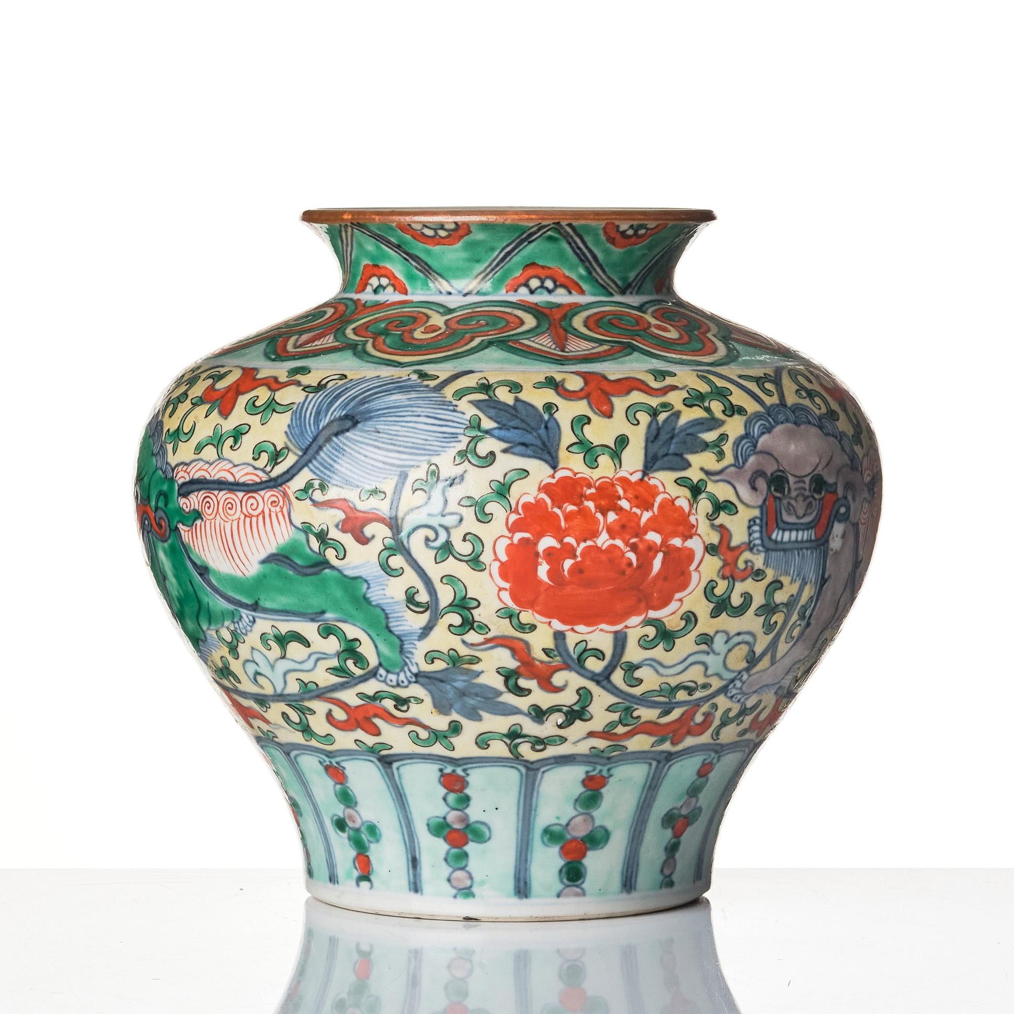 A wucai Transition style vase, Qing dynasty, 19th Century.
