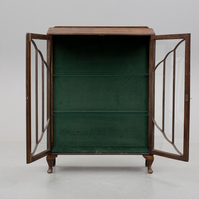 VITRINSKÅP, 1900-talets första hälft.