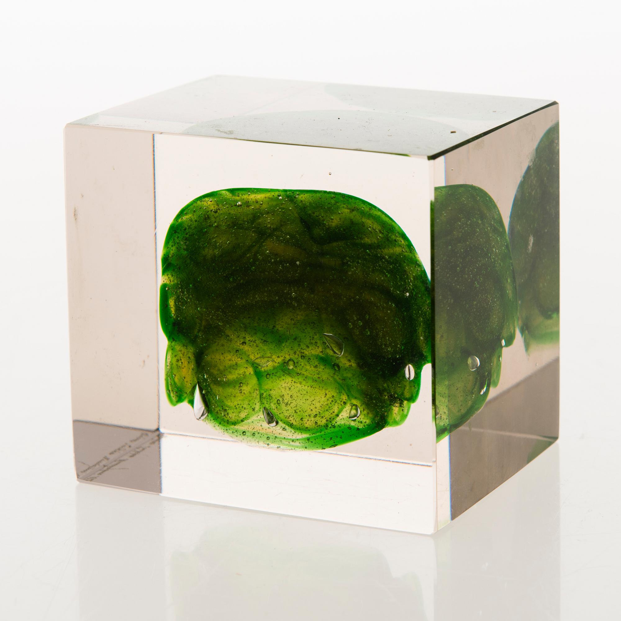 OIVA TOIKKA, A glass cube signed Oiva Toikka Nuutajärvi Notsjö.