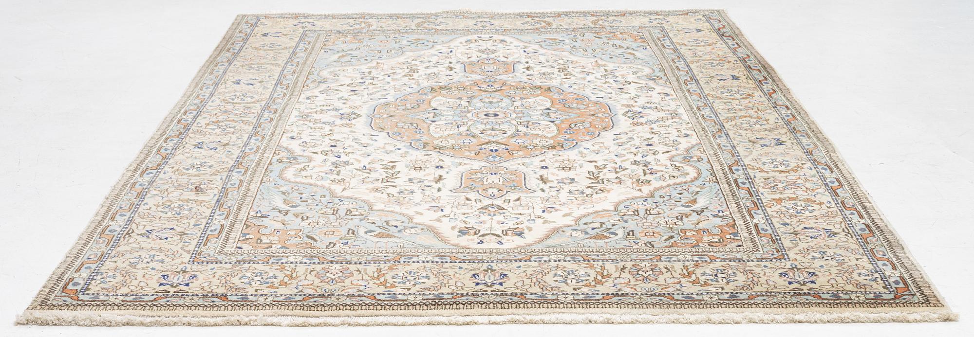 A Tabriz type carpet, c. 300 x 200 cm.