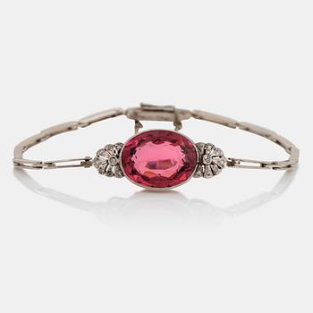 834. Armband 18K guld med en fasettslipad rosa turmalin vikt ca 6.00 ct samt rosenslipade diamanter.