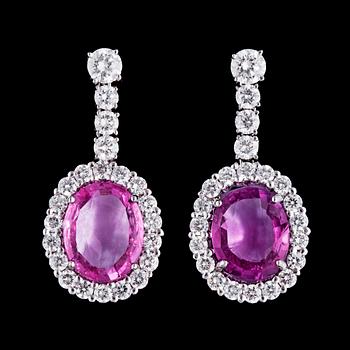 1120. A pair of pink sapphire, tot. 3.83 cts, and brilliant cut diamond earrings, tot. 1.58 cts.