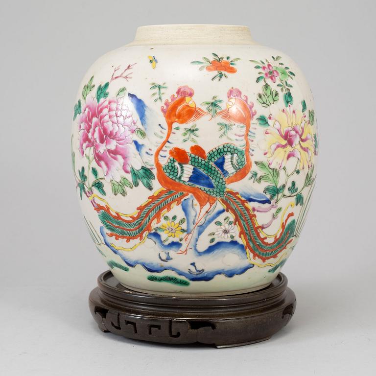 A famille rose jar, Qing dynasty.