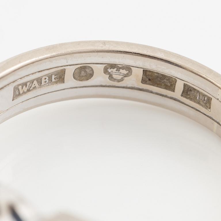 Ring 18K white gold with sapphire and brilliant-cut diamonds.