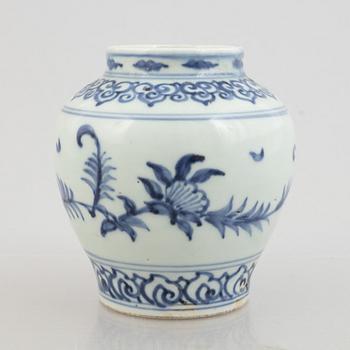 A Chinese blue and white porcelain jar, Ming dynasty (1368–1644).