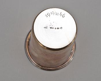 PARTI BESTICK SAMT BÄGARE, silver, olika mästare, bla Pehr Zethelius, tidigt 1800-tal till 1940-tal. Totalvikt ca 480 g.