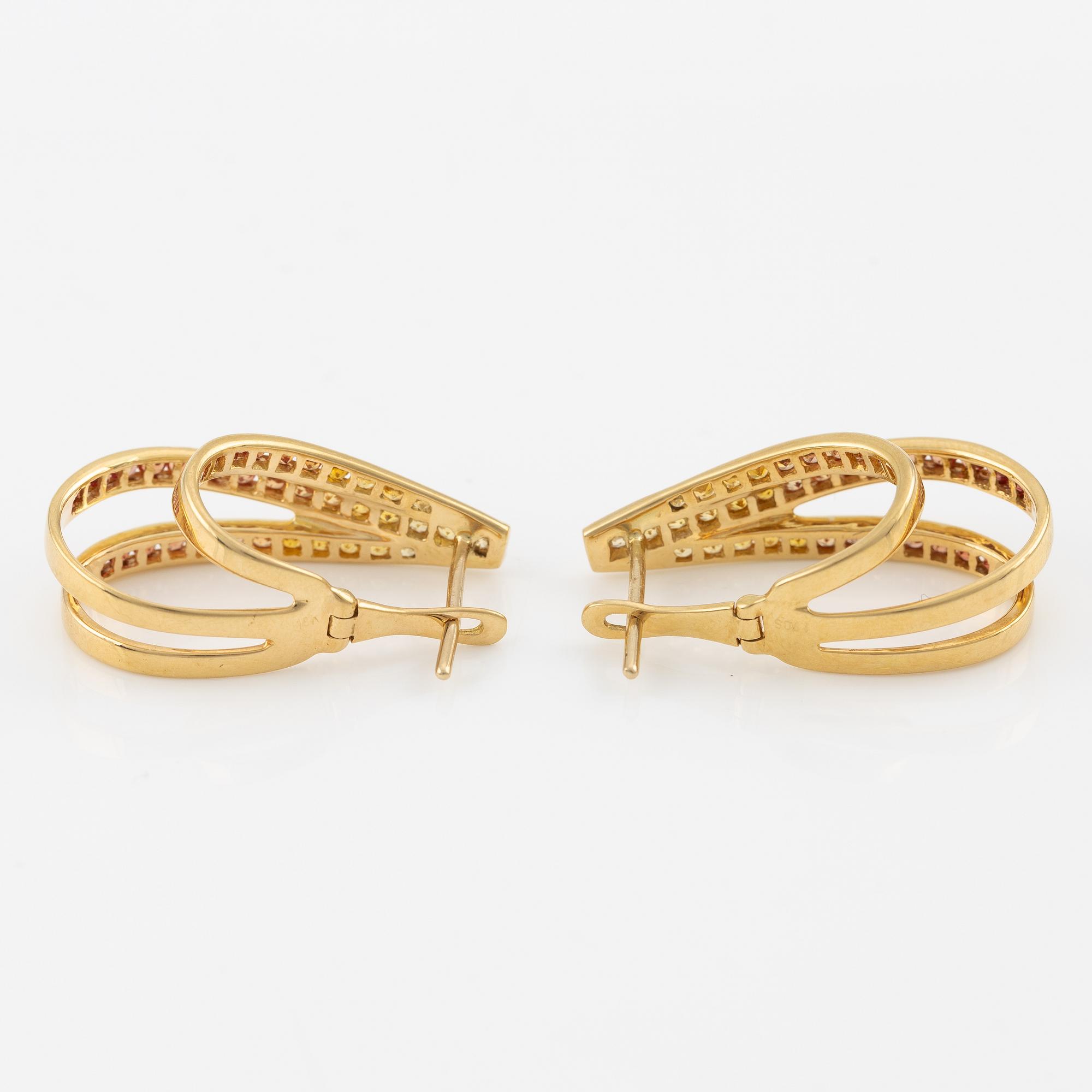 A pair of earrings in 18K gold with sapphires in various colours.