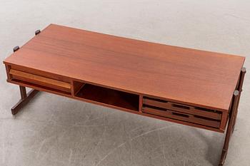 A MID 20TH CENTURY COFFEE TABLE,
