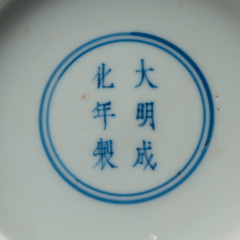 A five clawed dragon dish, Qing dynasty, with Chenghuas six character mark.