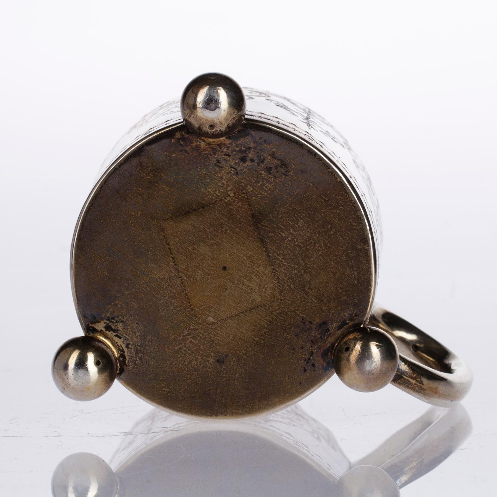 MUGG i ETUI, silver, London 1876. Vikt 168,7 g.