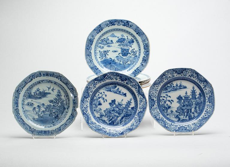 TALLRIKAR, 8 st, porslin, Kina, Qianlong (1736-95).