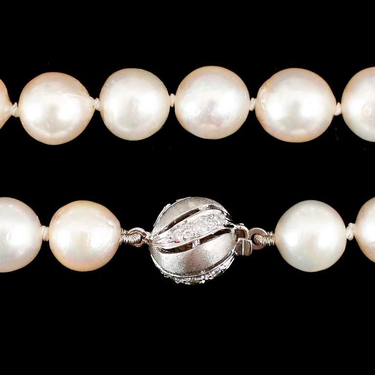 COLLIER, odlade pärlor, lås 18 k vitguld med små briljanter.