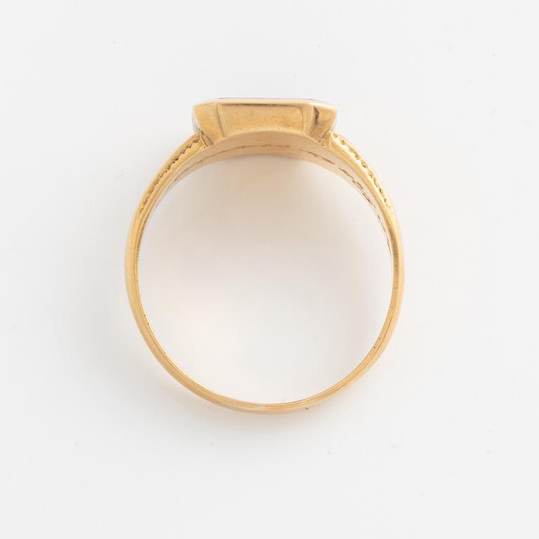 Ring, 18K gold with flat cut onyx.