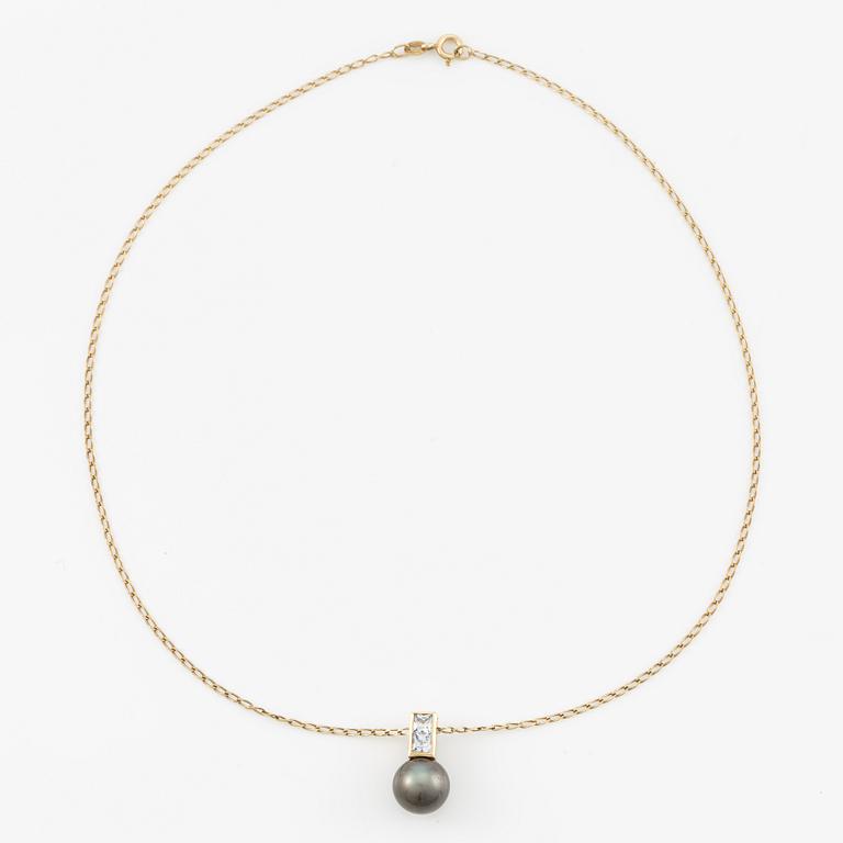 Pendant in 18K gold with a cultured pearl and faceted white stones.