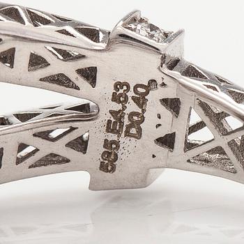 Ring, 14K vitguld, med smaragdslipad smaragd samt diamaner. IGI sertifikat medföljer.