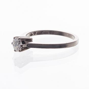 RING, 18K vitguld, briljantslipad diamant. A. Tillander 1973. Vikt ca 3,3 g.