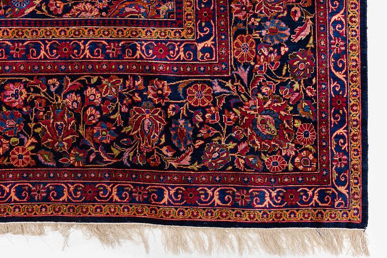 A semi-antique silk Kashan carpet, central Persia (Iran), c. 318,5 x 213,5 cm.